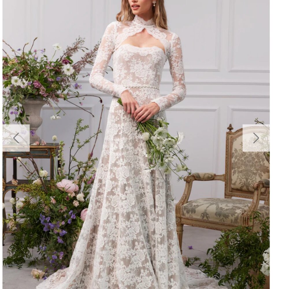V.Chapman The Whitby Gown in White Chantilly Lace (Size 6)